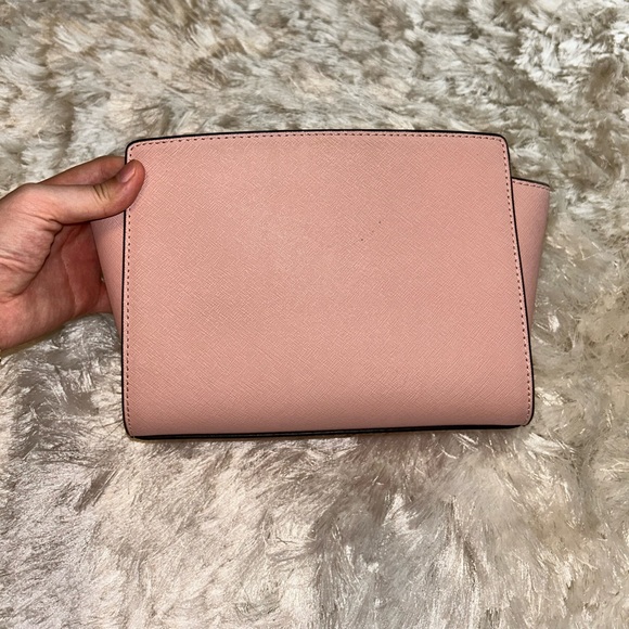 Micheal Kors crossbody - Picture 2 of 3